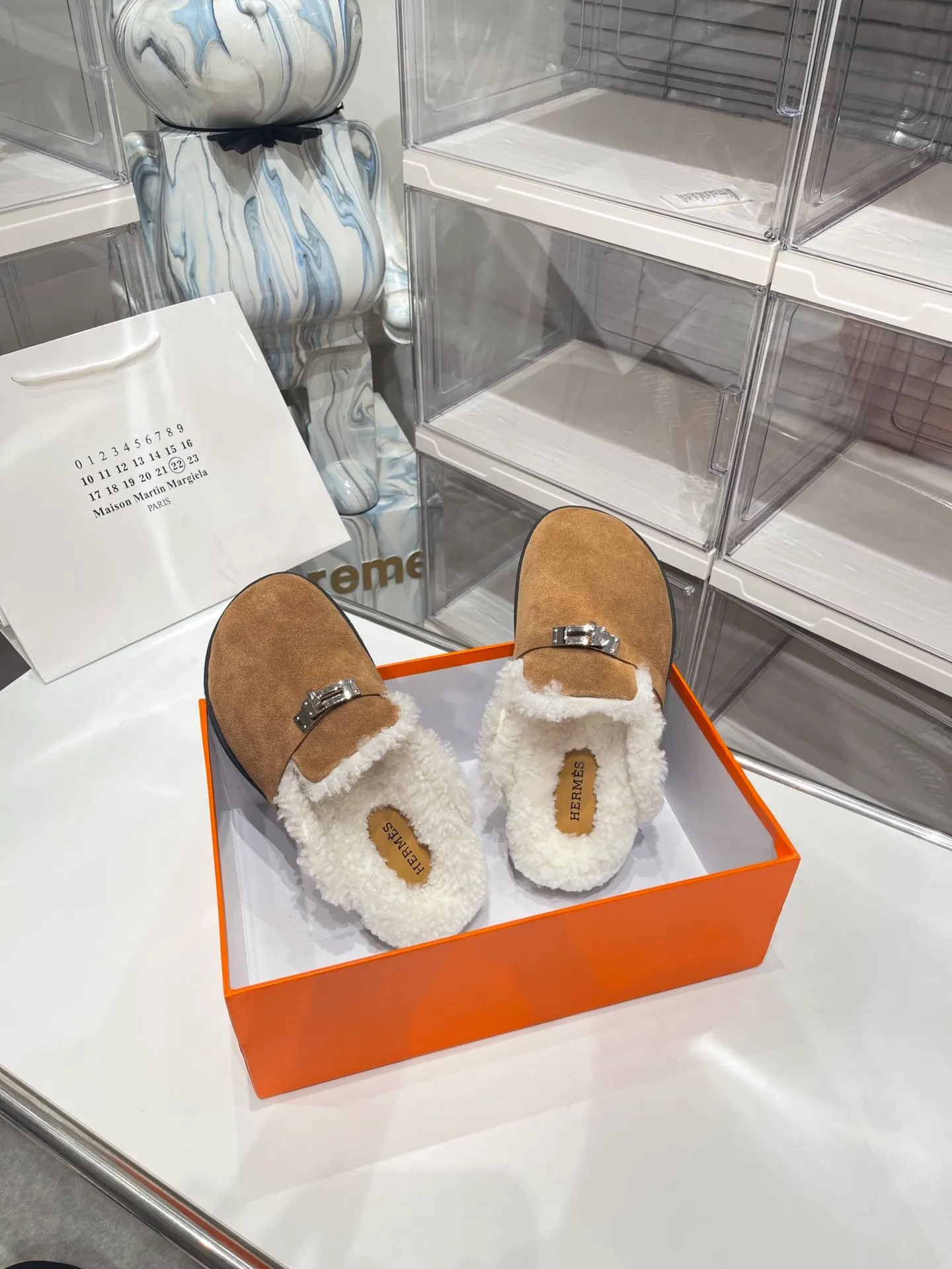 【HERMESG】Furry mop P: 580💰 ●Number of sizes: Men 39-44 (45 custom-made) Women 35-40 (41.42 custom-made) HERMES Hermès cute half-movers.  Classic family language design! It looks good no matter how you match it! Casual and high-end feeling, the comfort is also great, paired with various colorful socks, it has a trendy high-end feel. The top version is made of high-quality real wool ●Upper: imported cow suede ●Inner: imported sheepskin one piece ●Foot: imported mixed sheepskin ●Outsole: Tpu non-slip and wear-resistant outsole.
